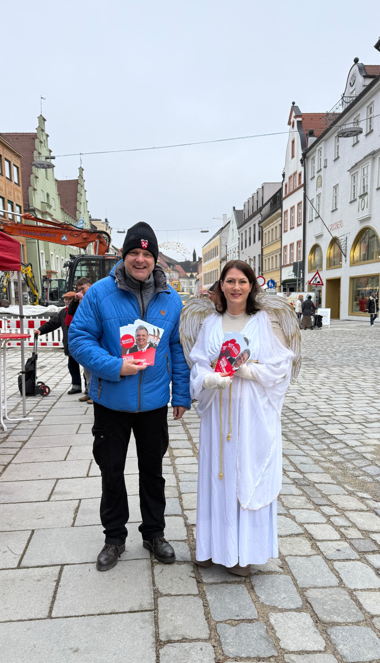 OB Kandidat Peter Warlimont mit Christkind Ira Habermeyer